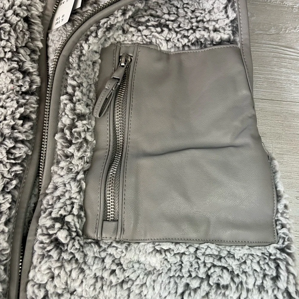 NWT!! NEW- grey Abercrombie & Fitch Cloud Sherpa Vest - Picture 8 of 13